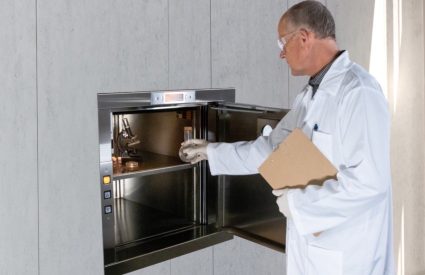 Dumbwaiter for a laboratory